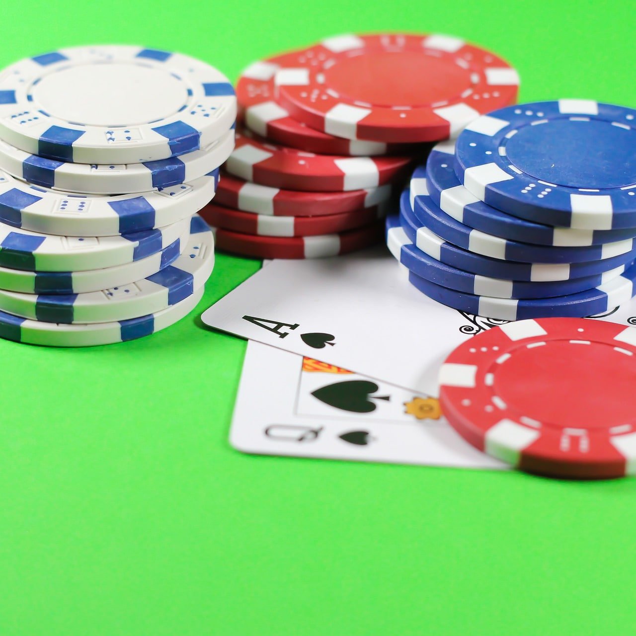 Bangladesh user exploring 662bet slots on a smartphone during evening browsing